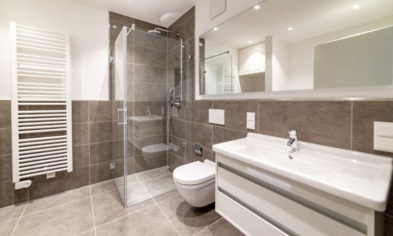 Dunkle Fliesen in einem modernen Bad