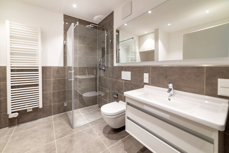 Dunkle Fliesen in einem modernen Bad