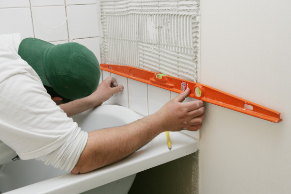 Mitarbeiter von Humanbau renoviert ein Bad in Bochum